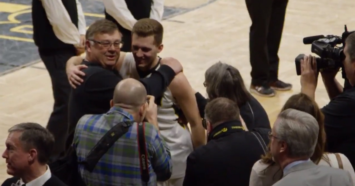 Jordan Bohannon, abrazado al padre de Chris Street. © Iowa Basketball / Twitter