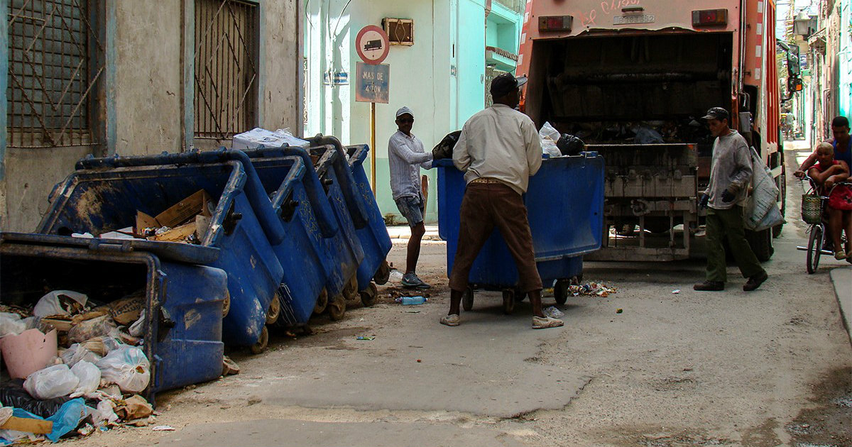 Trabajadores de la recogida de basura en La Habana © CiberCuba