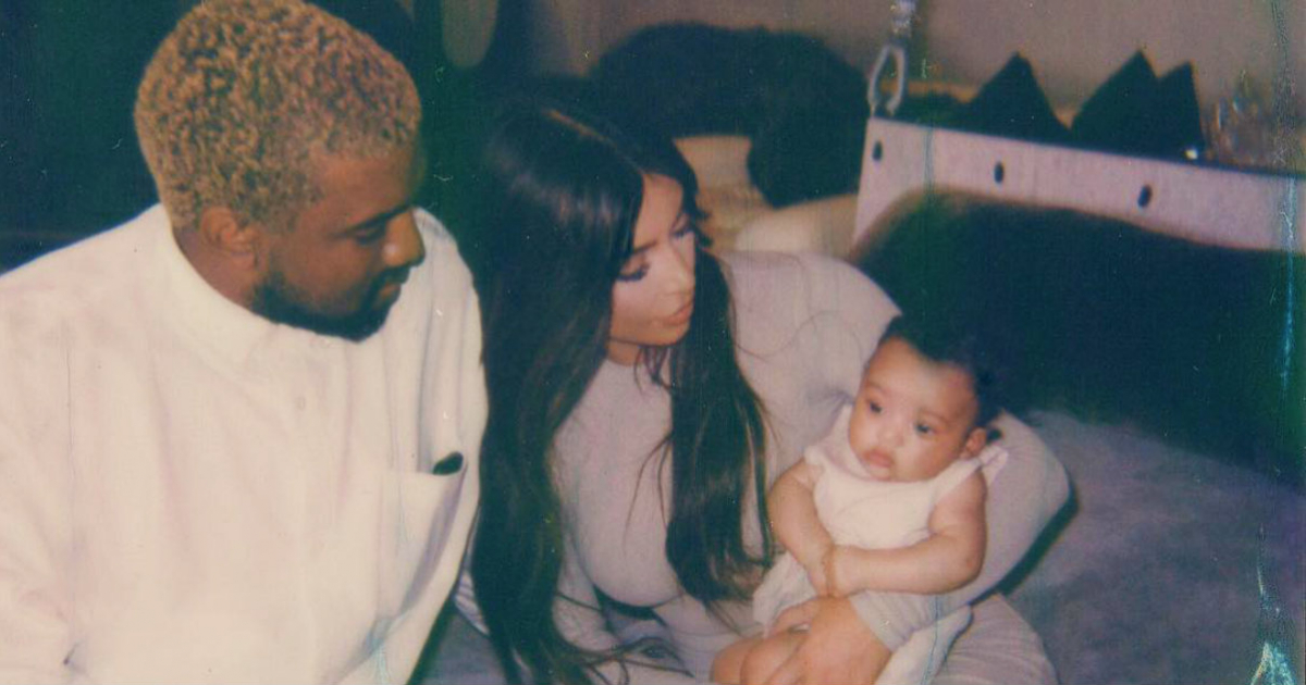 Kim Kardashian junto a su esposo y uno de sus hijos. © kimkardashian / Instagram