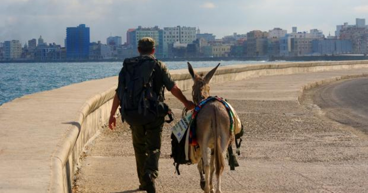 Turista español en Cuba con su burro © Luis Bejarano