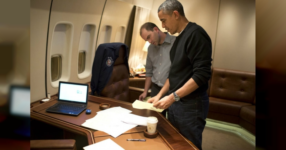 Ben Rhodes junto a Barack Obama en una imagen de archivo © Wikimedia Commons