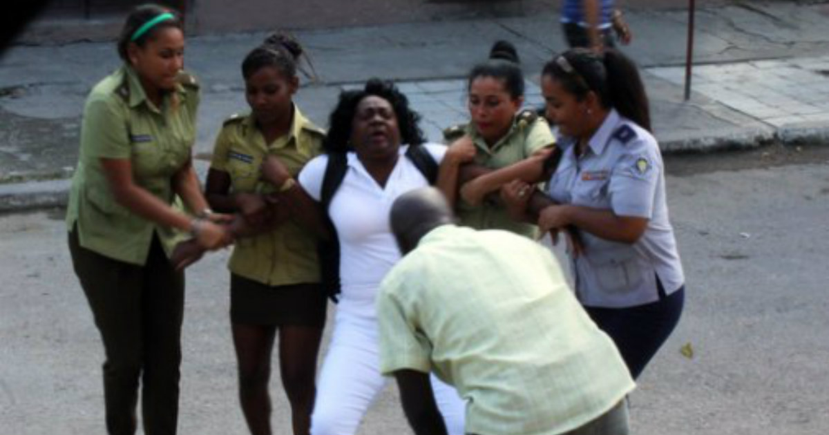 Detención de Berta Soler, líder de las Damas de Blanco. © EstadodeSats/ Twitter