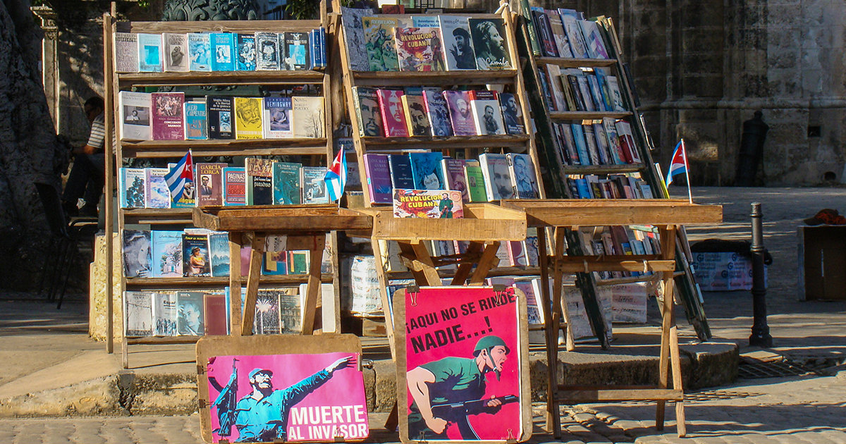 Estanterías con libros en las calles de La Habana © CiberCuba