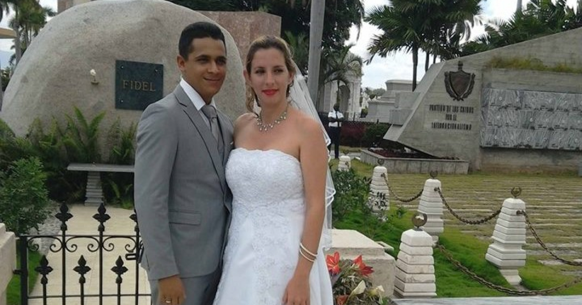 Matrimonio holguinero, posando frente a la tumba de Fidel Castro © Facebook / Vannesa Diaz