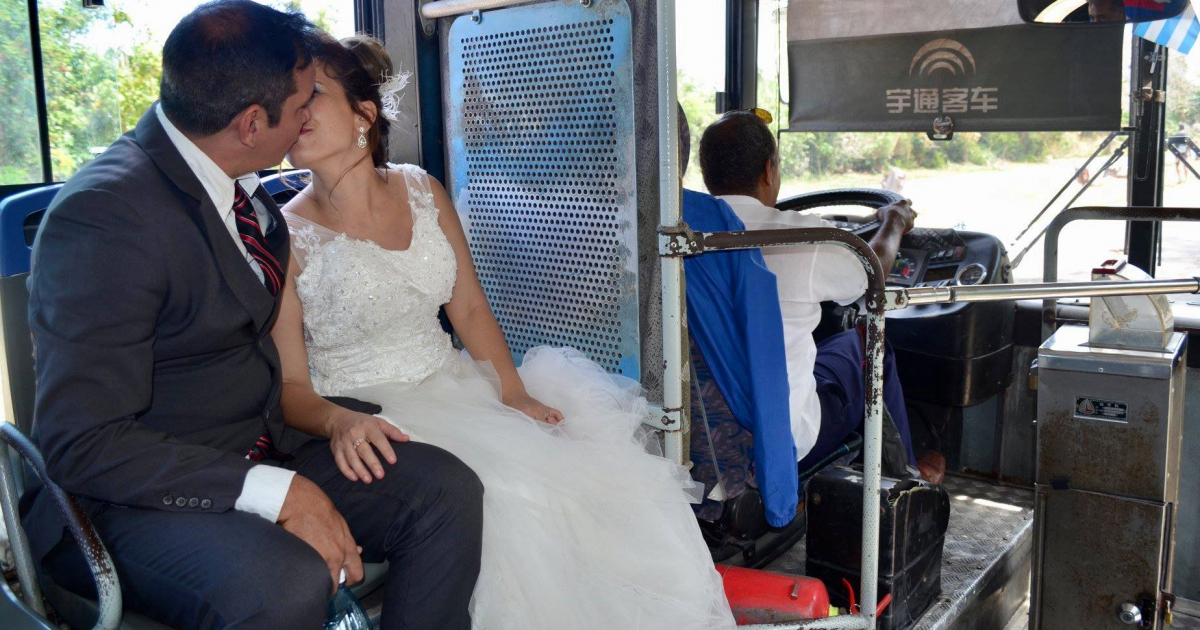 Boda en una guagua en Alamar © Maira Eaton