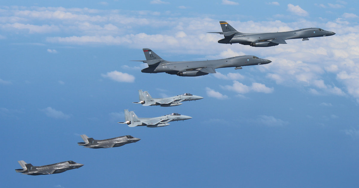 Bombarderos de EE.UU. sobrevuelan territorio asiático © Pacific Air Forces