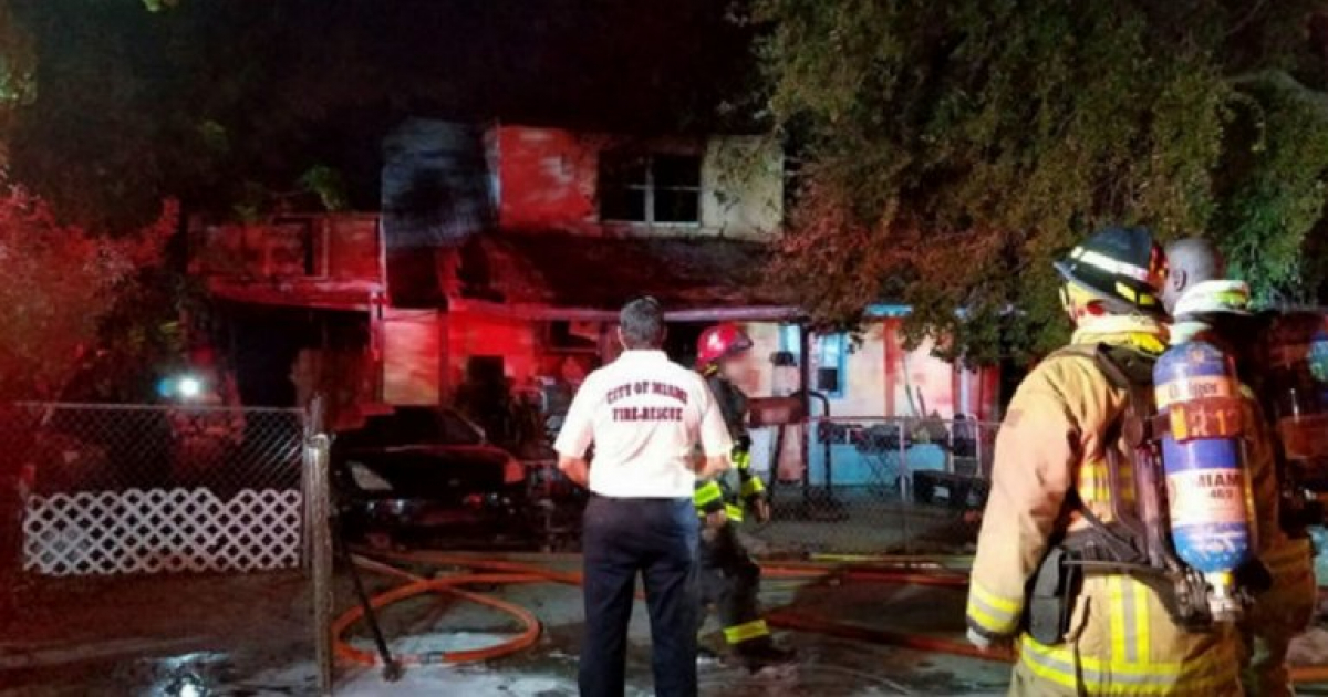 Bomberos apagando el fuego en una vivienda en North Miami © Diario Las Américas