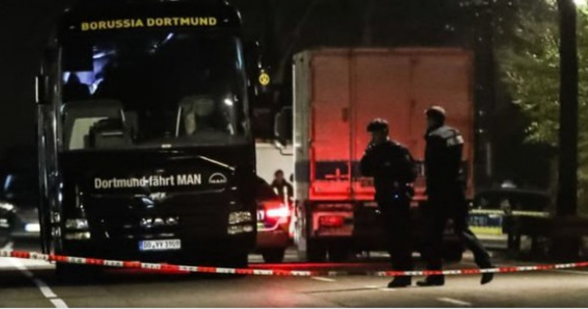 Zona acordonada tras el ataque al ómnibus del Borussia Dortmund © Sky News