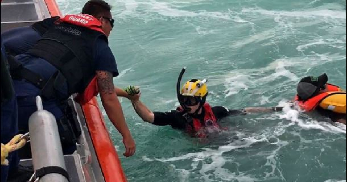 Rescatan a tripulantes de una embarcación en Florida © US Coast Guard/Twitter