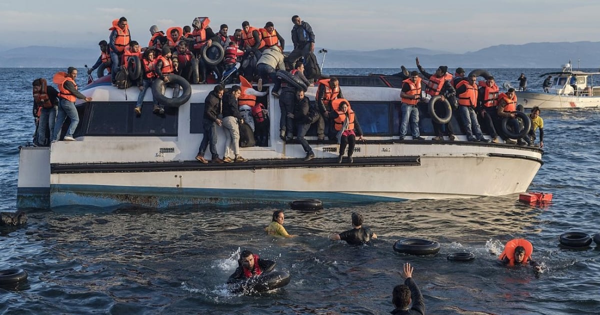 Barco con cerca de cien inmigrantes a bordo © Barco con cerca de cien inmigrantes a bordo, se hunde frente a las costas de Libia