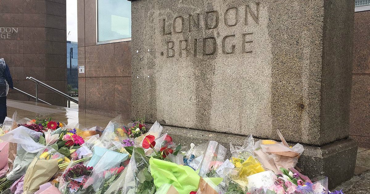 Ofrendas florales en el Puente de Londres © Wikimedia Commons