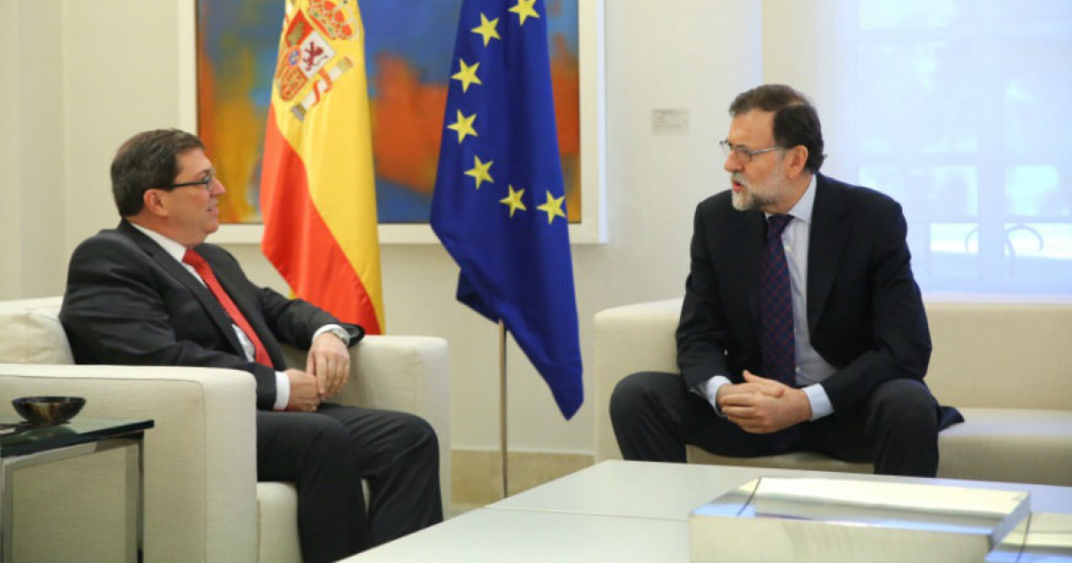 El canciller cubano Bruno Rodríguez hablando con el presidente Rajoy © Twitter / @marianorajoy 