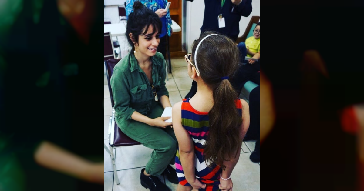 Camila Cabello comparte con niños del Fondo de Salud Infantil. © Instagram / CHF