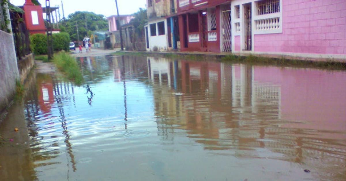 Inundación en la calles de Jaimanitas © Cubanet / Frank Correa