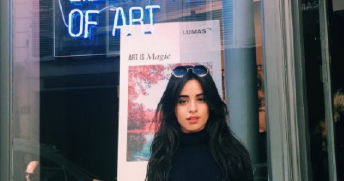Camila Cabello posando en las calles de París © Instagram / Camila Cabello