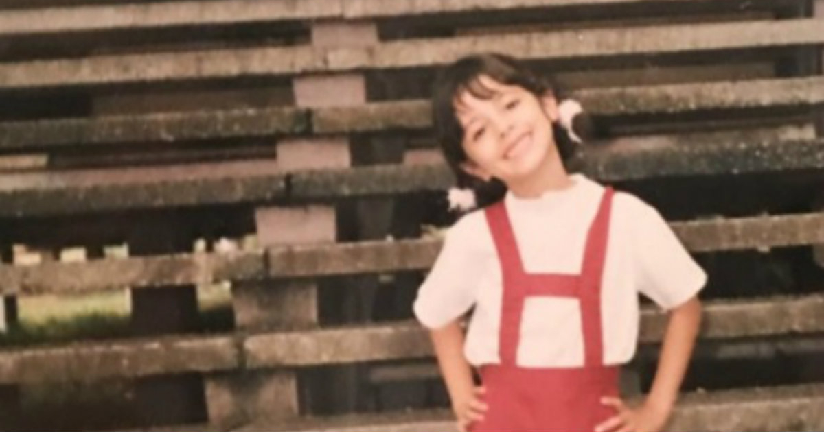 Camila Cabello vestida con el uniforme escolar de pionera © Instagram / Camila Cabello