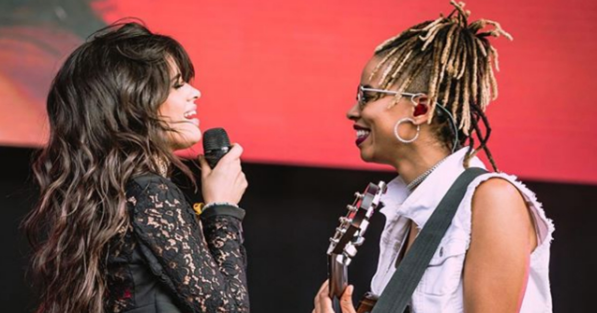 Camila Cabello con Ashlee Juno sobre el escenario © Instagram / Camila Cabello