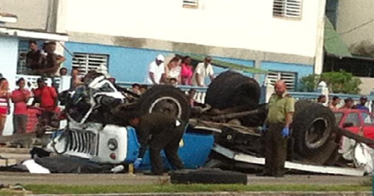  © Terrible accidente ocurre en la Habana, al volcarse un camión en plena Avenida 31