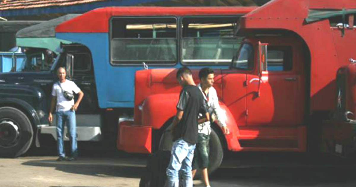 Camiones que hacen trayectos privados en Cuba. © Granma