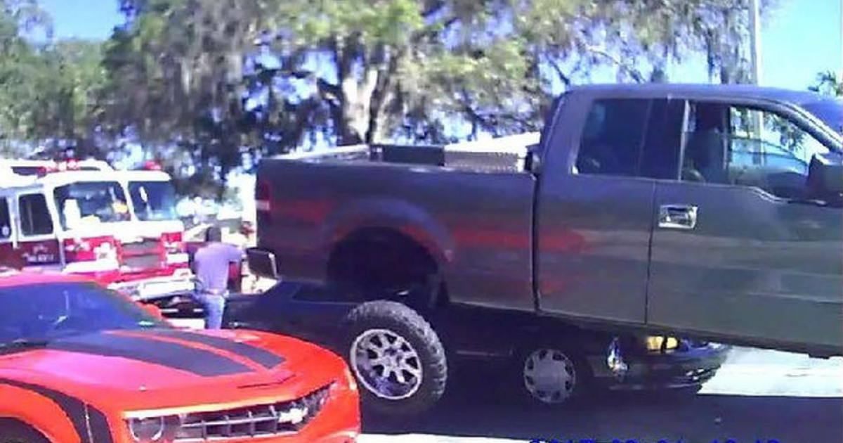 Camioneta Ford F-150 empotrada sobre un Toyota Camry © Departamento de Policía de Ocala