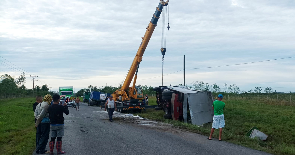 Camión de los años 50 se accidenta en la Carretera Central de Cuba