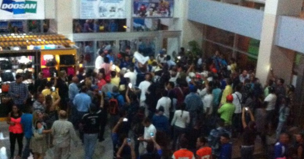 Aeropuerto de Isla Margarita con un tumulto de personas en sus accesos © Cubanews