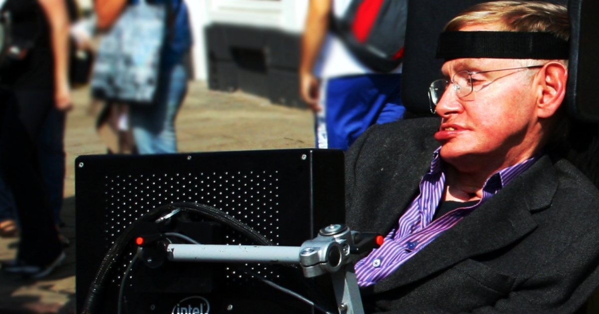 Stephen Hawking trasladándose en su silla de ruedas en una imagen de archivo © Wikimedia Commons