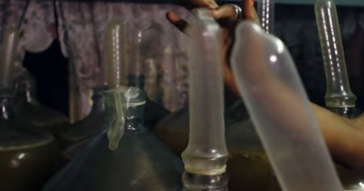 Condom para fabricar vino en Cuba © Youtube