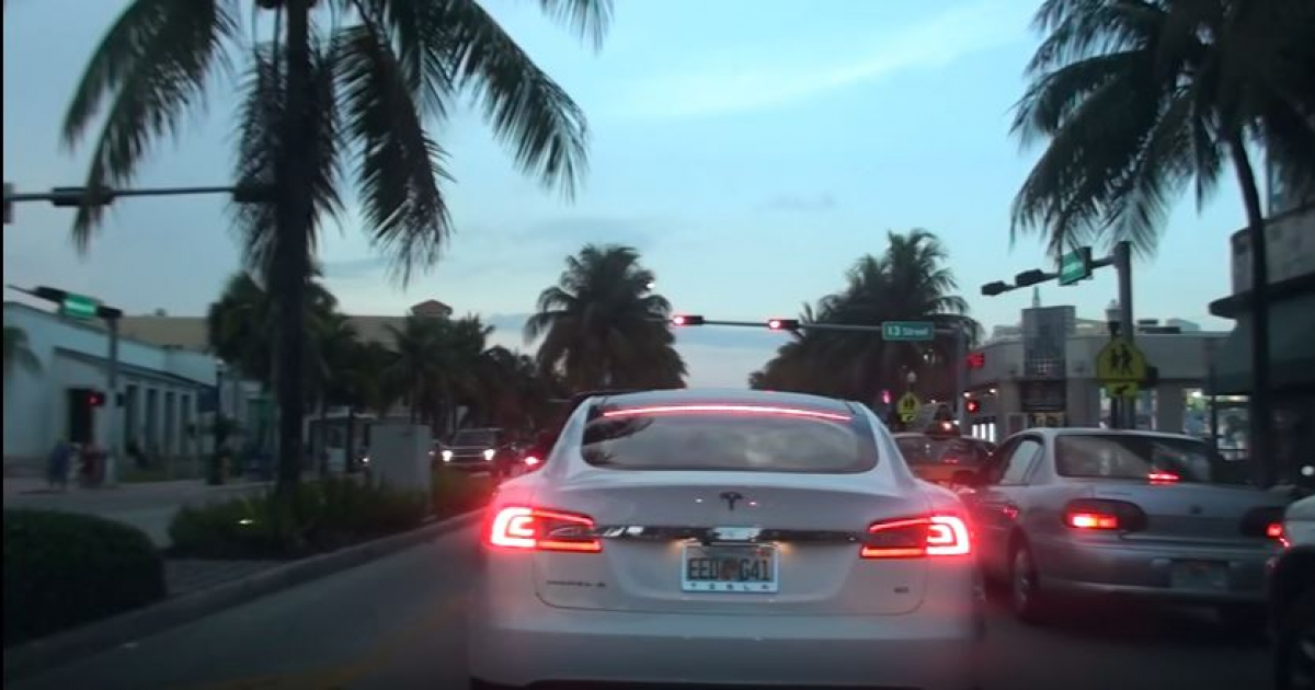 Tesla S en Miami Beach © Youtube/Chris Road Warrior