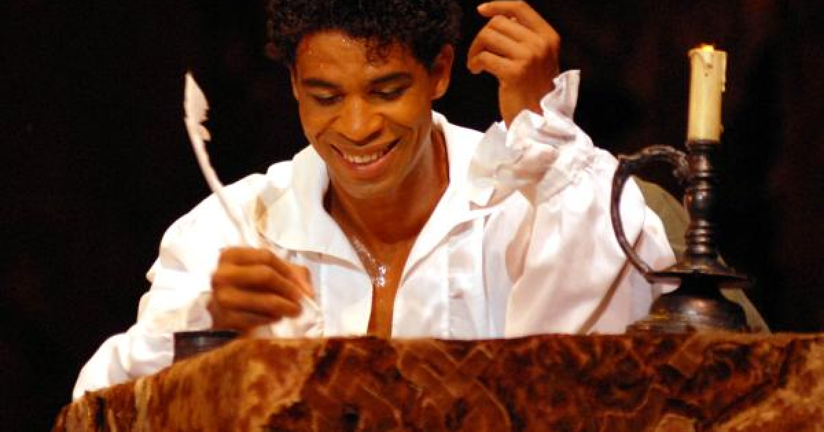 El bailarín cubano Carlos Acosta sujetando una pluma con su mano © Tamara Rojo / Cubadebate