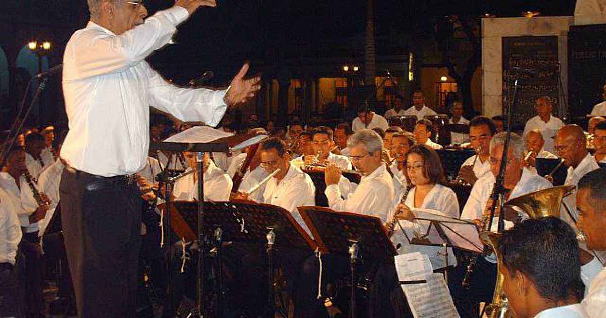 Carlos Puig Premión dirigiendo a la orquesta en Bayamo © Agencia Cubana de Noticias 