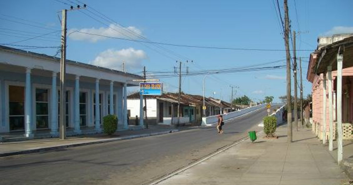 Carretera Central a su paso por Santo Domingo, Villa Clara. © Panoramio.com.