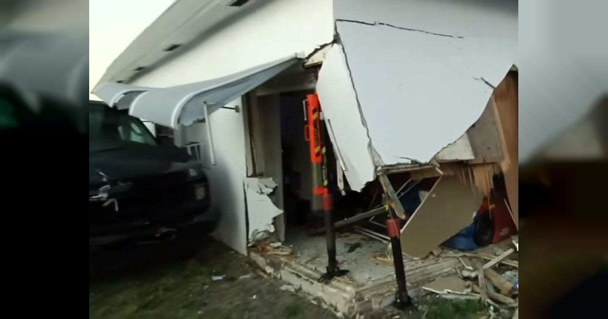 Carro choca contra una casa en Florida. © CBSMiami