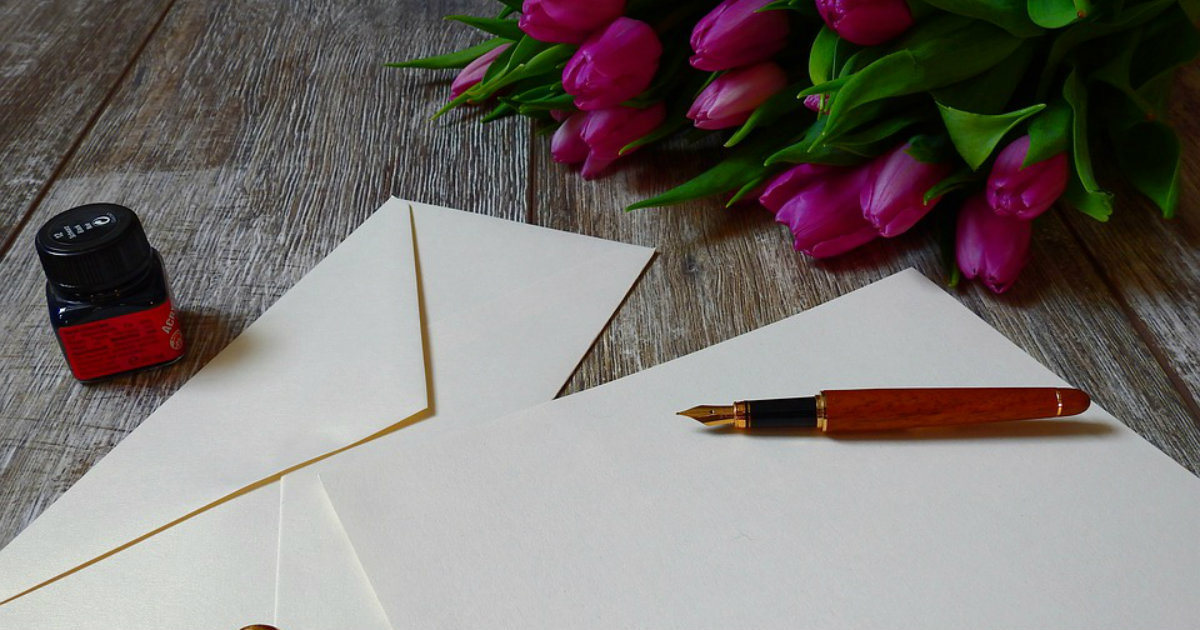 Pluma y papel para escribir © Pixabay