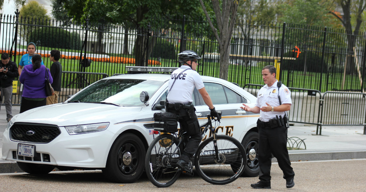 Agentes de policía cerca de la Casa Blanca © Flickr / Elvert Barnes