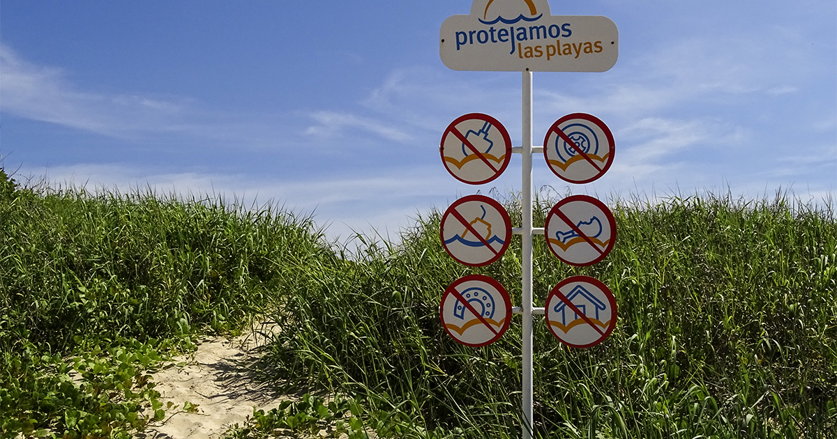 Cartel que advierte de que está prohibido construir casas en la playa © CiberCuba
