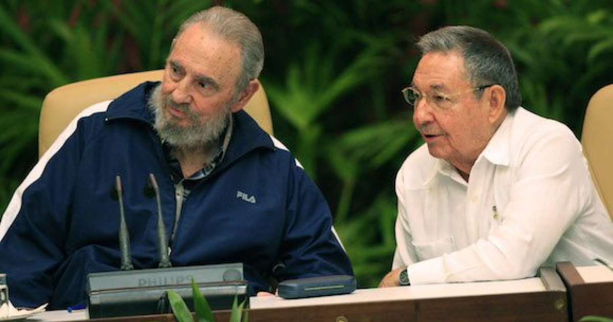Fidel y Raúl Castro juntos en un acto parlamentario © Cubadebate / Ismael Francisco