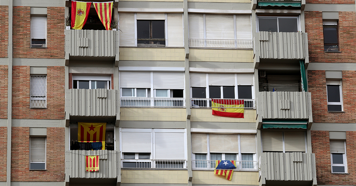 Banderas de España y Cataluña - REUTERS / Albert Gea © REUTERS / Albert Gea