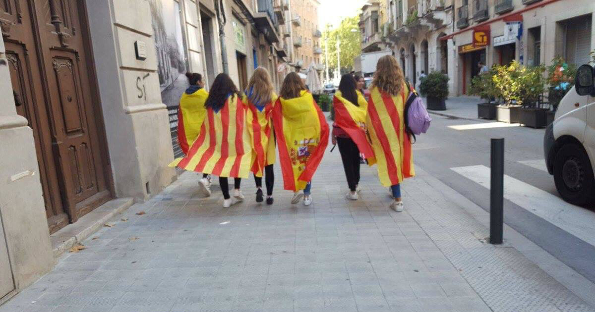 Jóvenes cubiertas con la bandera de España y la de Cataluña. © Quimbs / Twitter