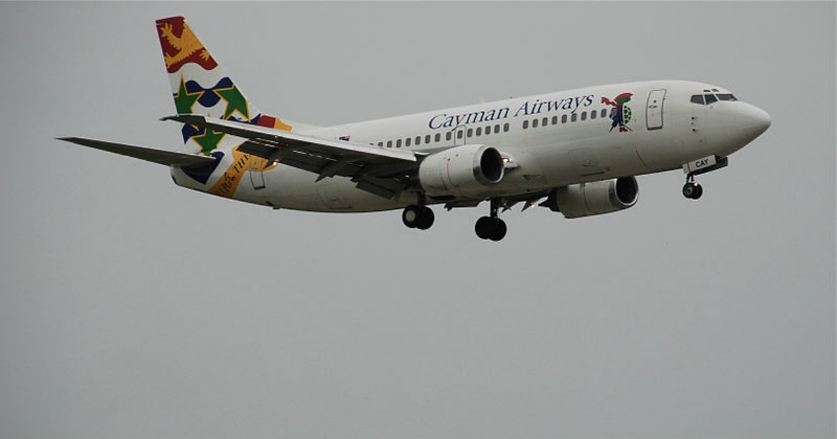 Avión de la aerolínea Cayman Airways en pleno despegue © Wikimedia Commons
