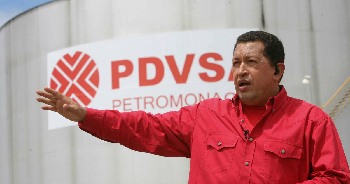 El fallecido Hugo Chávez en una imagen de archivo en la empresa PDVSA © PDVSA
