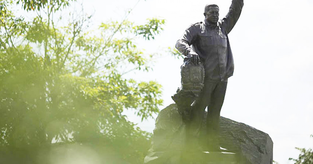 Escultura de Chavez que podría servir como modelo para el galardón © El Carabobeno