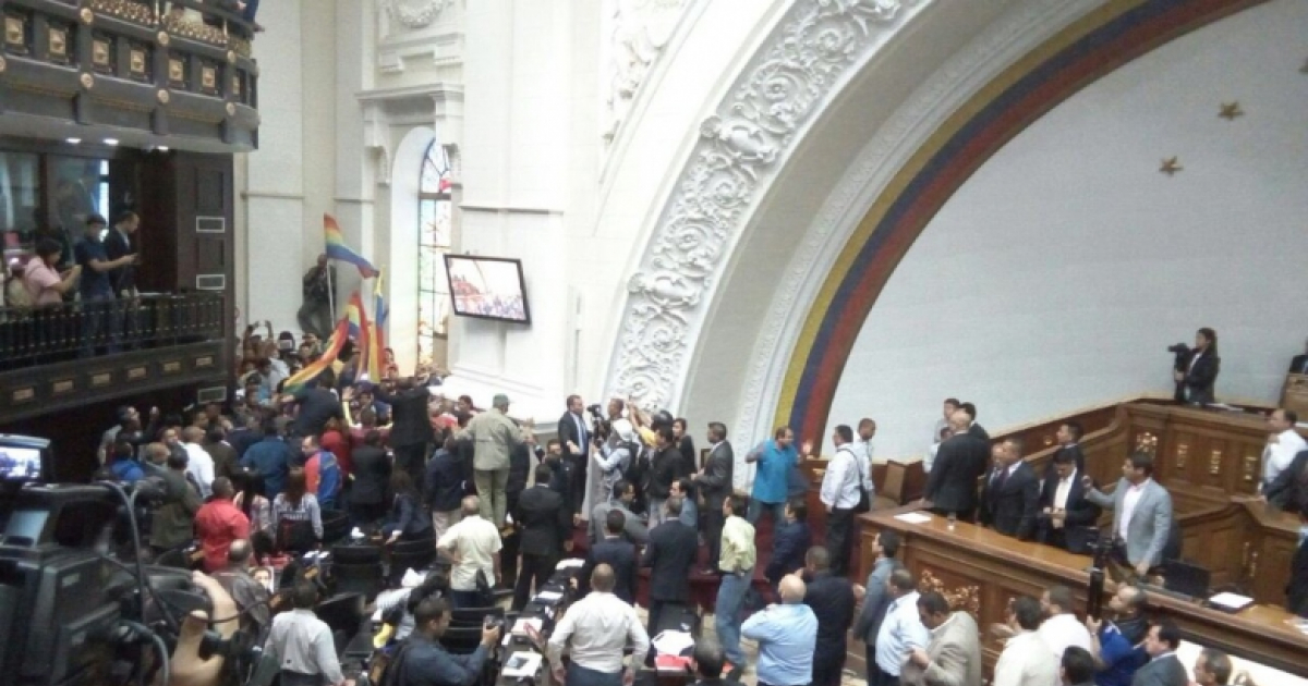 Momento en que radicales chavistas irrumpen en el Parlamento de Venezuela © Twitter / RunRun 