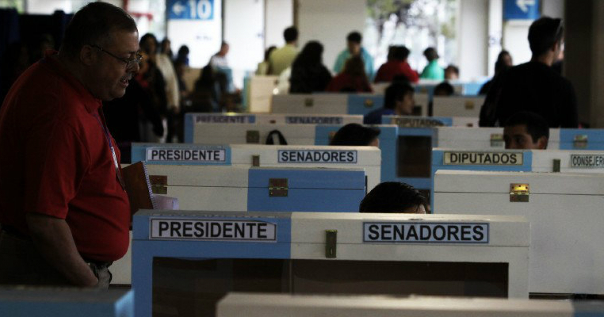 Ciudadano votando en las recientes elecciones de Chile © Ahora Noticias