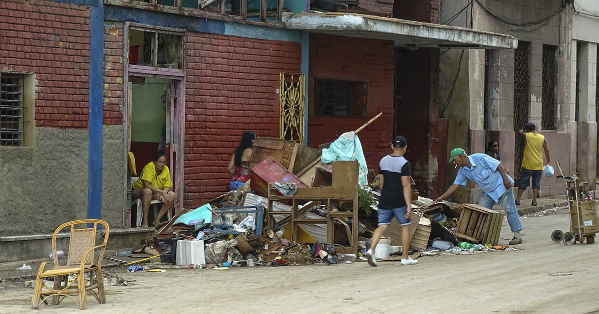 Vecinos de La Habana rodeados por montañas de escombros © CiberCuba