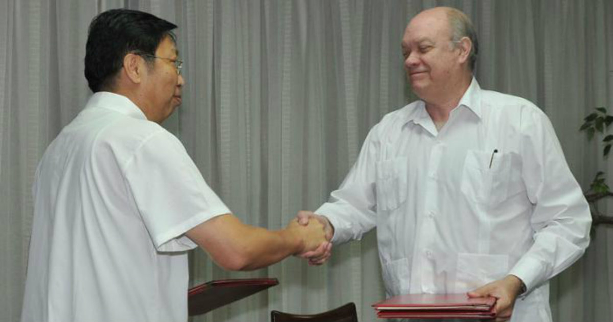 El ministro de Comercio Exterior e Inversión, saludando al embajador chino. © Radio cubana.