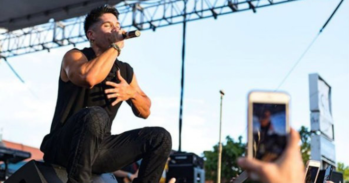 El artista venezolano Chyno Miranda llevándose la mano al corazón mientras canta © Instagram / Chyno Miranda