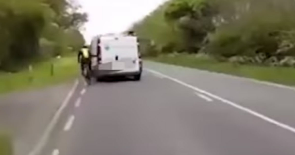 Ciclista embestido © youtube
