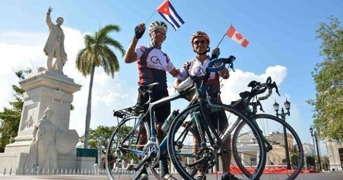 Ciclistas visitan tumba de Fidel © ACN