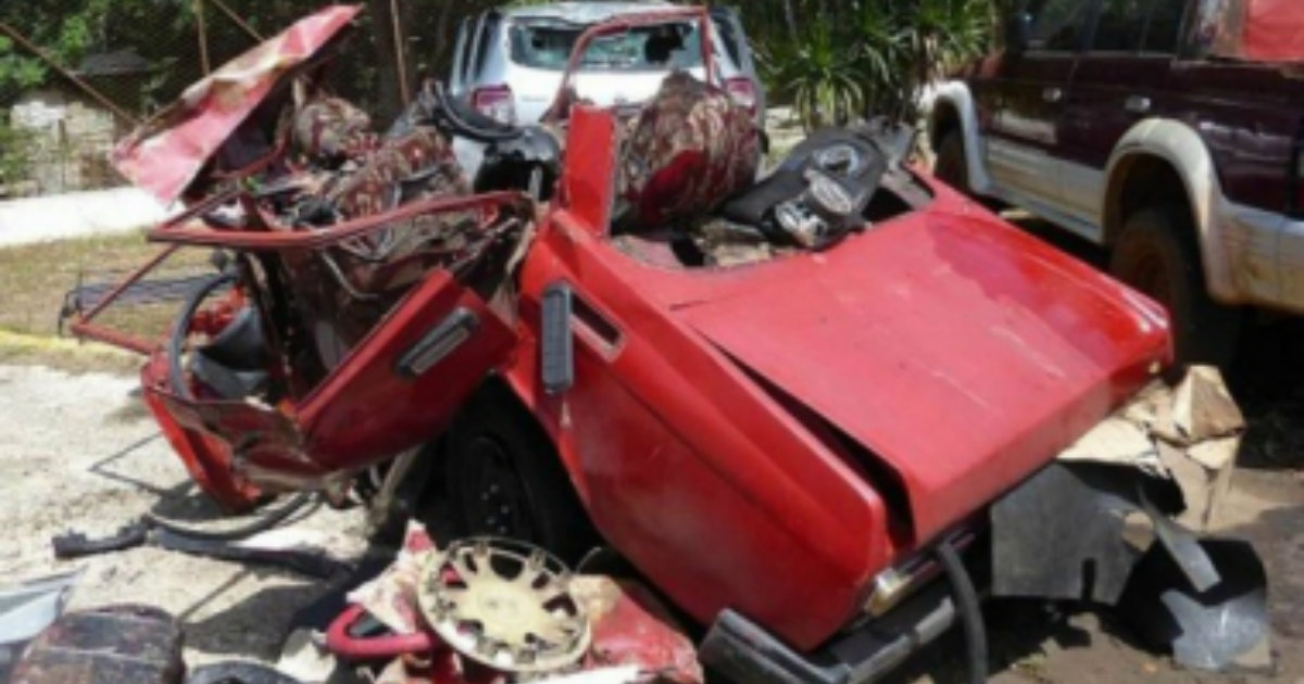 El auto Moskvitch destrozado y aplastado tras la colisión en Ciego de Ávila © Invasor